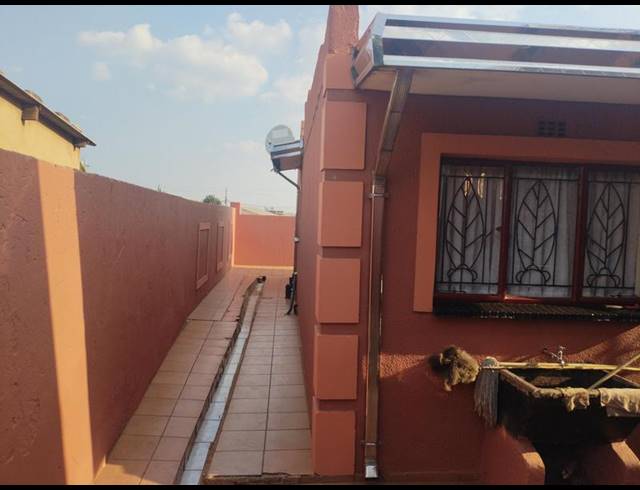 1 BEDROOM HOUSE FOR SALE IN MOLELEKI EXT 3